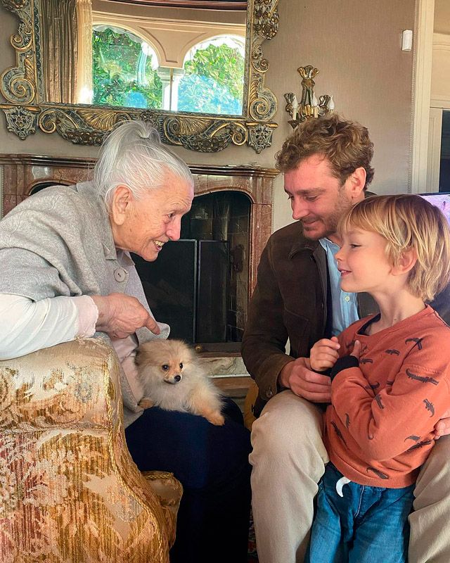 Pierre Casiraghi con su abuela y uno de sus hijos