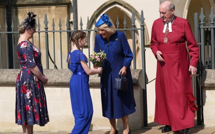 Reina Camilla con una niña 