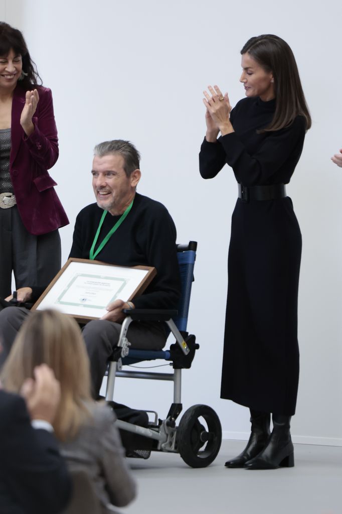 La reina Letizia recicla un vestido de punto azul marino de COS