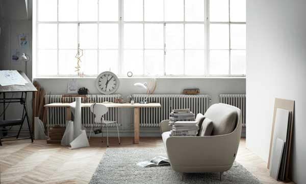 El blanco, los muebles ligeros y una distribución fluida son claves a la hora de hacer llegar la luz a las estancias. Ambiente de Fritz Hansen (fritzhansen.com).
