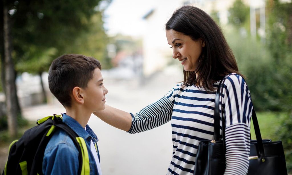 madre acaricia a su hijo