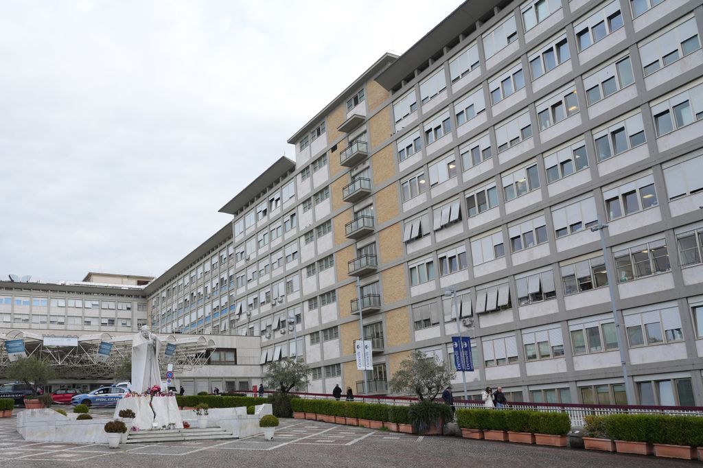 Una vista general del Hospital Gemelli, en Roma, donde está ingresado el Papa Francisco en una suite especial.