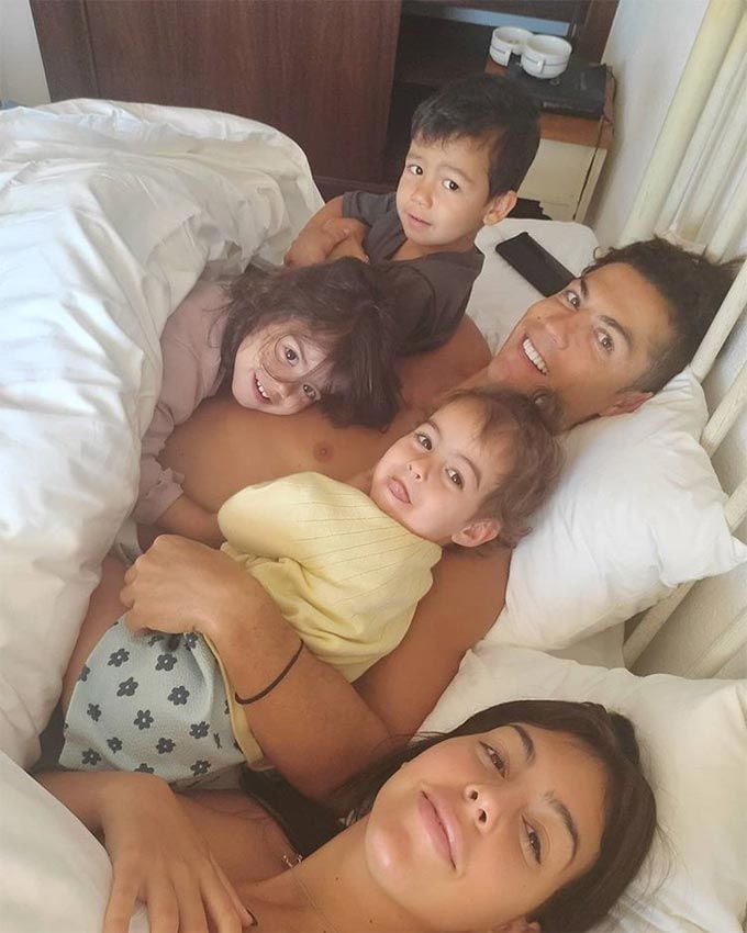 Cristiano Ronaldo y Georgina Rodríguez con sus hijos