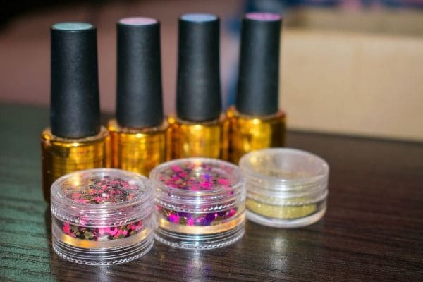 Esmaltes y confeti para diseño de uñas