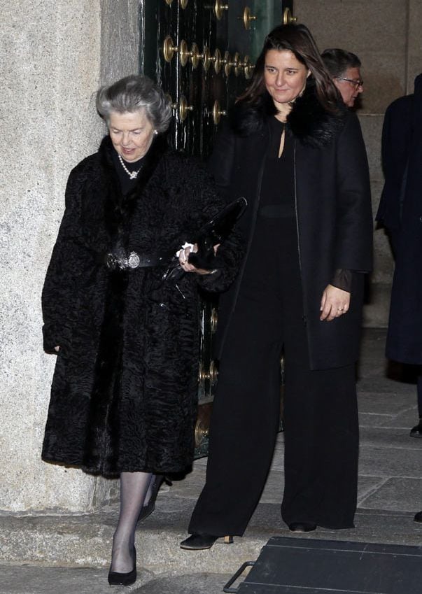 La princesa Ana de Orleans, viuda del infante don Carlos, a su salida del monasterio
