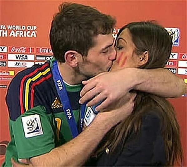 Iker y Sara protagonizaron este espontáneo momento tras la victoria de España en el mundial de fútbol de 2010
