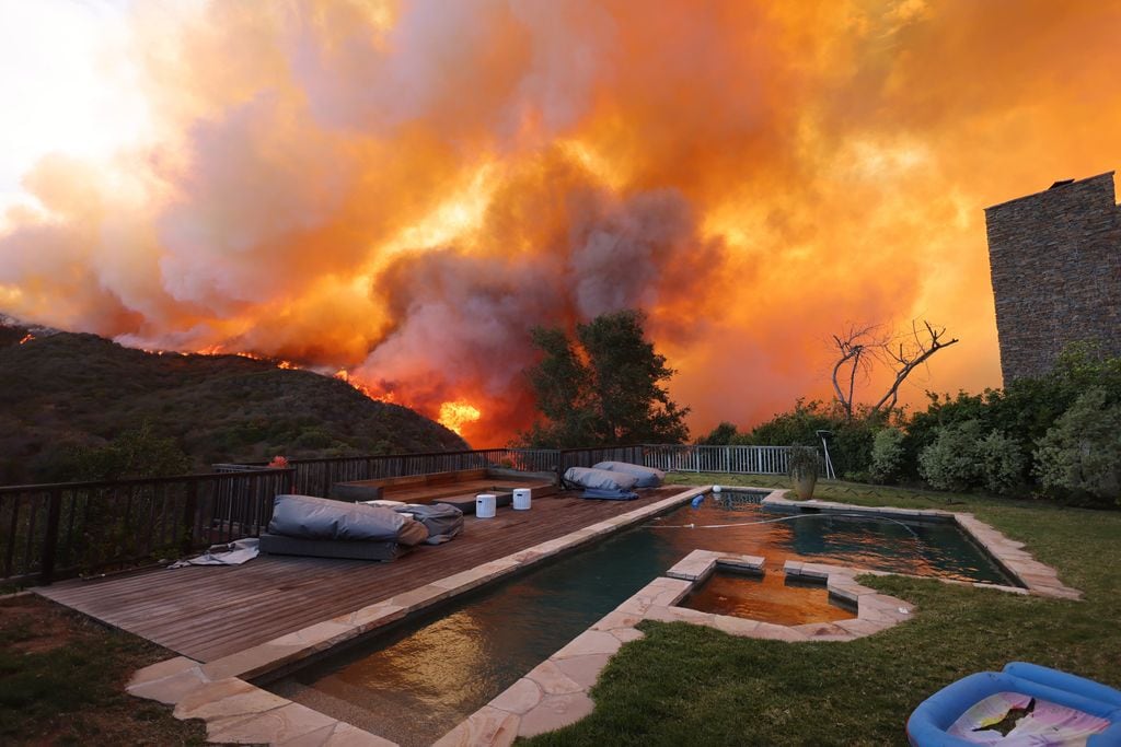 Las voraces llamas amenazan una casa en Pacific Palisades, California