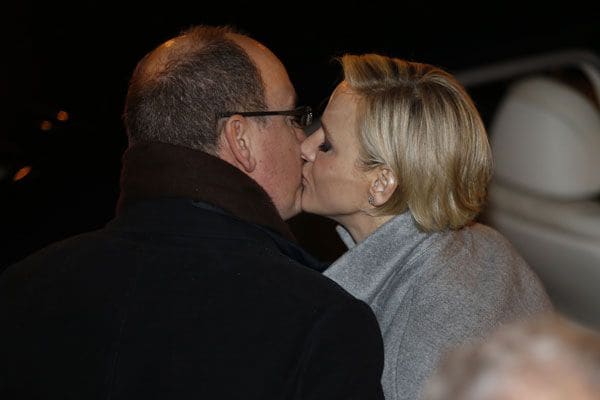 La pareja se mostró así de cariñosa frente a la multitud de monegascos que salió a la calle 