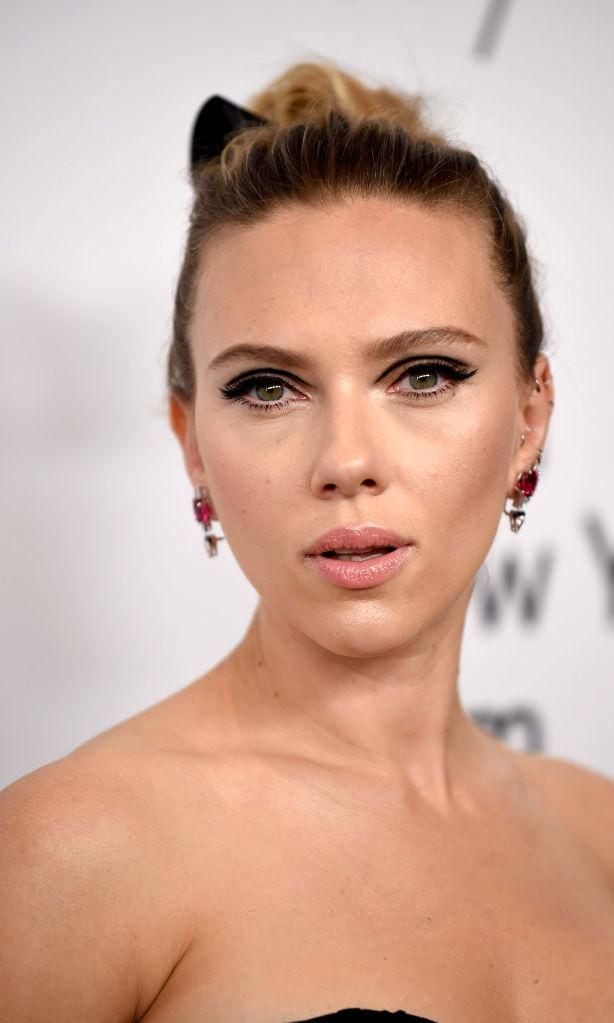 Scarlett Johansson con maquillaje babydoll al estilo de Twiggy