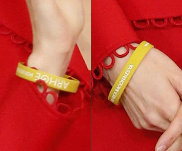 Esta pulsera de color amarillo representa a la asociación ARHOE, la Comisión Nacional para la Racionalización de los Horarios españoles, que reivindica "una profunda modificación de los horarios en España, que nos ayude a ser más felices, a tener más calidad de vida, y a ser más productivos y competitivos"
