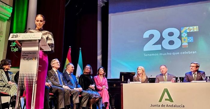 Eva González hablando tras recoger la bandera de Andalucía 