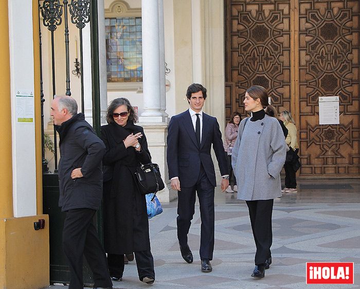 El Duque de Huéscar, de paseo por Sevilla con su mujer, Sofía Palazuelo, y su madre