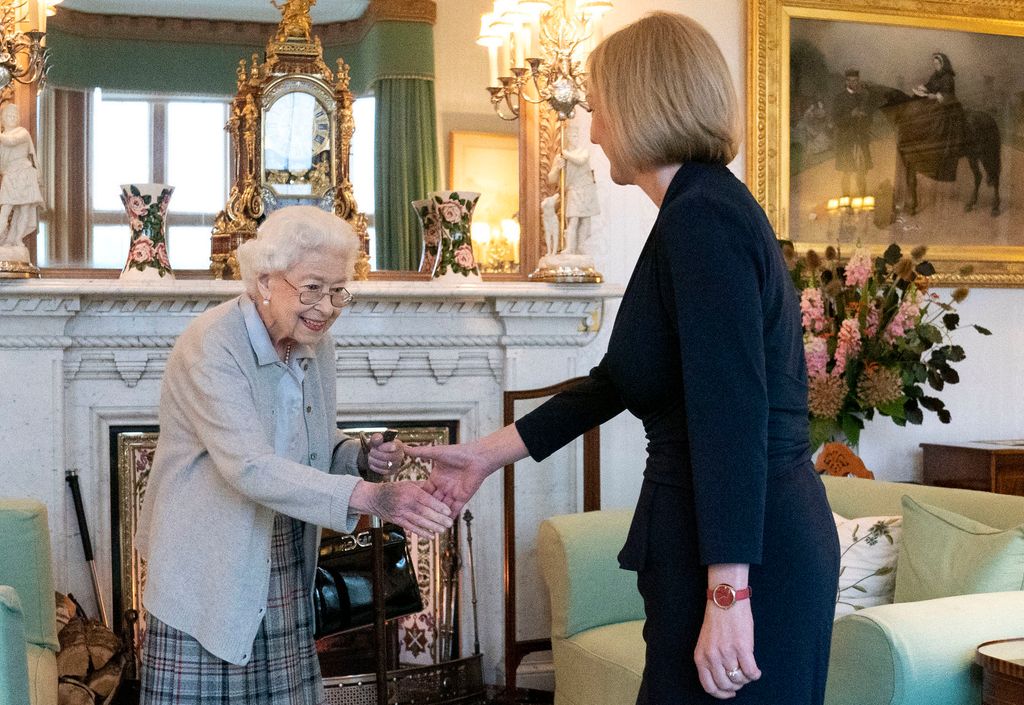 La reina Isabel II recibiendo a Liz Truss