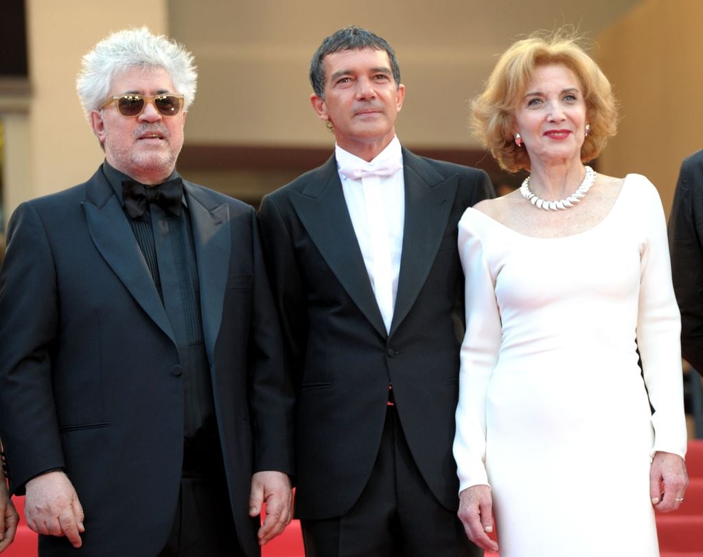 El director Pedro Almodóvar con Antonio Banderas y Marisa Paredes en la premier de 'La piel que habito' en el Festival de Cannes en mayo de 2011