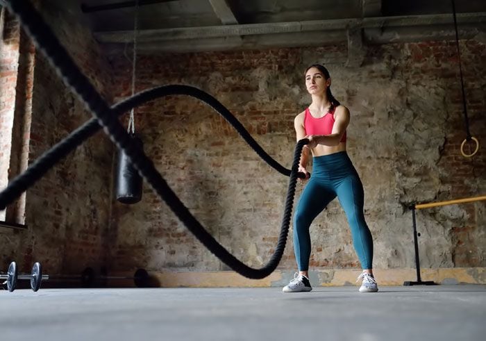 mujer haciendo ejercicio con una cuerda