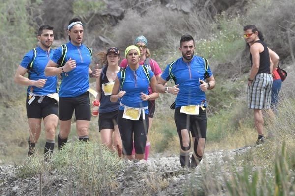 La presentadora Cristina Pedroche se enfrentó a la dura prueba de la Transcanaria, que transcurre por senderos de montaña
