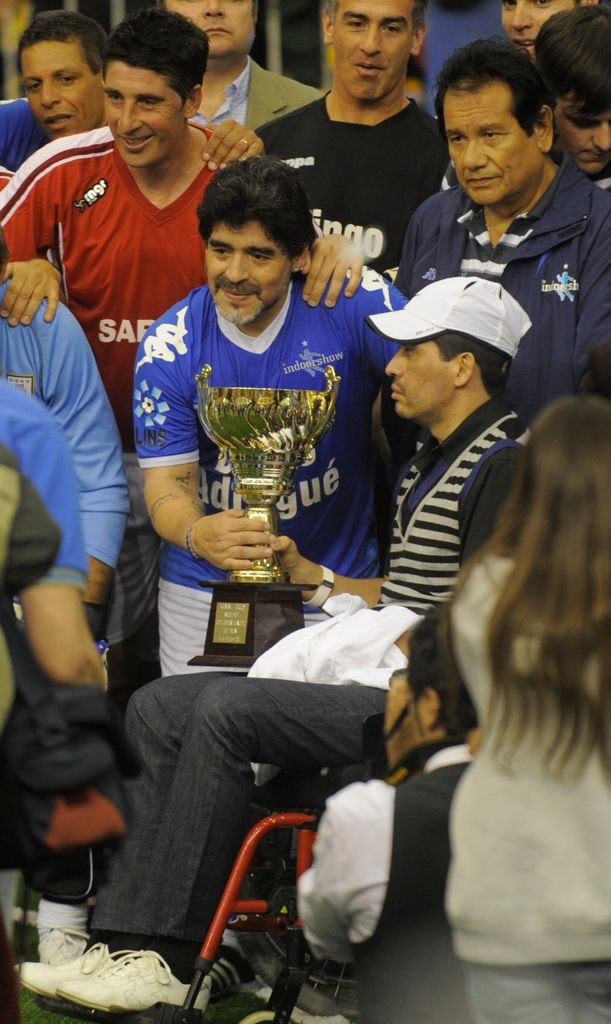 Maradona, con Fernando Cáceres en el homenaje a este último