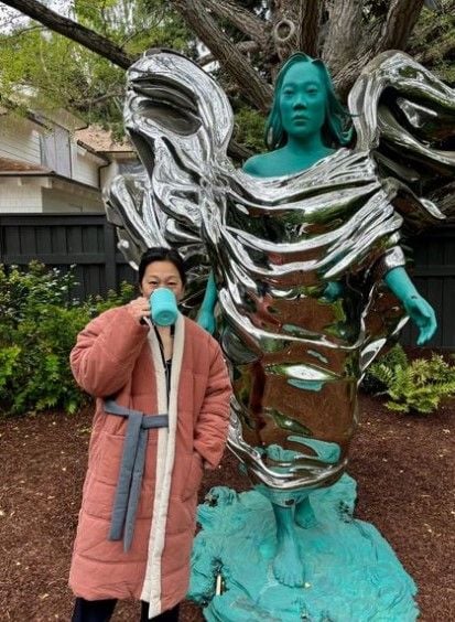 Priscilla Chan junto a su escultura