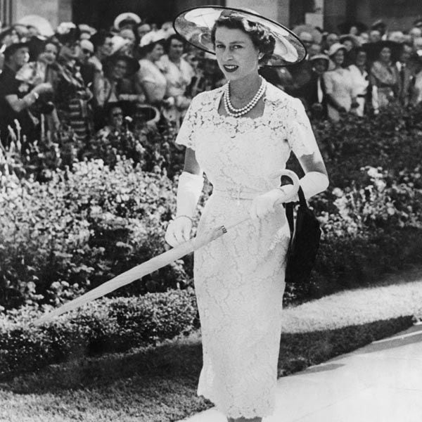 La reina Isabel con un vestido de encaje blanco en una fiesta en Sídney en febrero 1954
