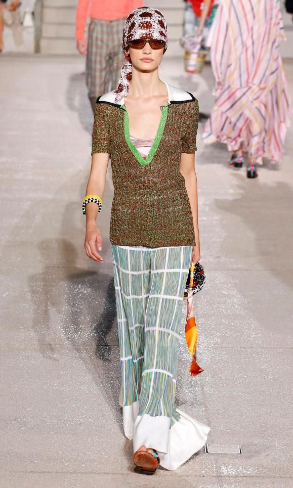 look de pasarela de missoni con su ter estilo polo tejido