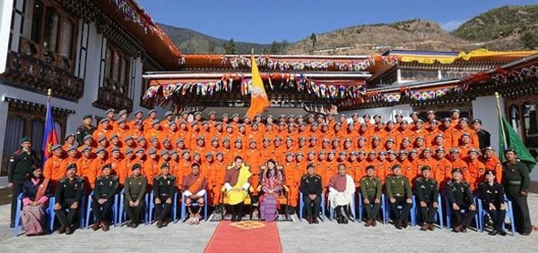 Los reyes de Bután rodeados de los jóvenes scouts el pasado sábado. (Casa Real de Bután) 