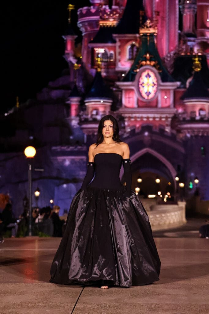 Kylie Jenner camina por la pasarela durante el desfile Coperni Paris Womenswear Primavera-Verano 2025 como parte de la Semana de la Moda de París en Disneyland París el 1 de octubre de 2024 en París, Francia.