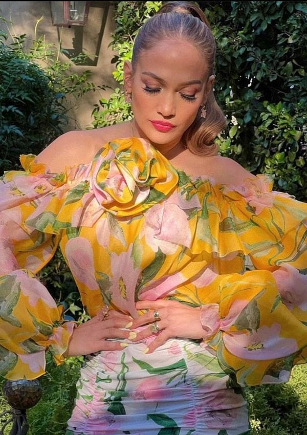 Jennifer Lopez y el misterio de su look de invitada floral