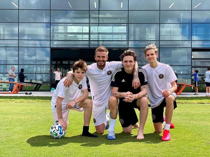 Brooklyn Beckham con su padre David y sus hermanos Romeo y Cruz