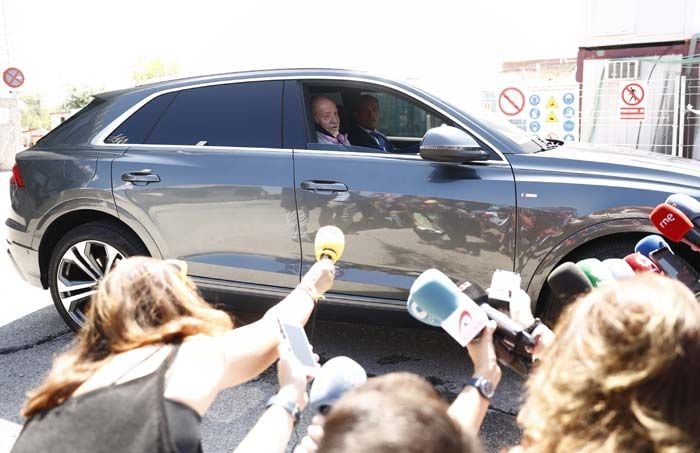 Don Juan Carlos abandona el hospital con muy buen humor