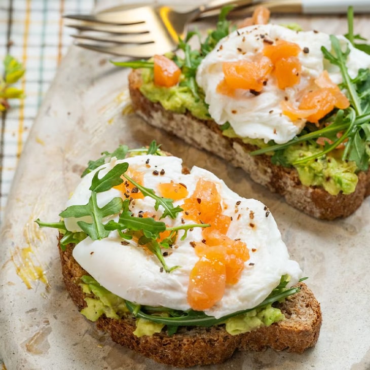 tostadas con huevo y aguacate