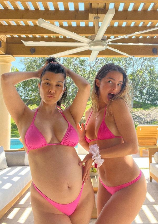 Kourtney Kardashian y Addison Rae en bikini