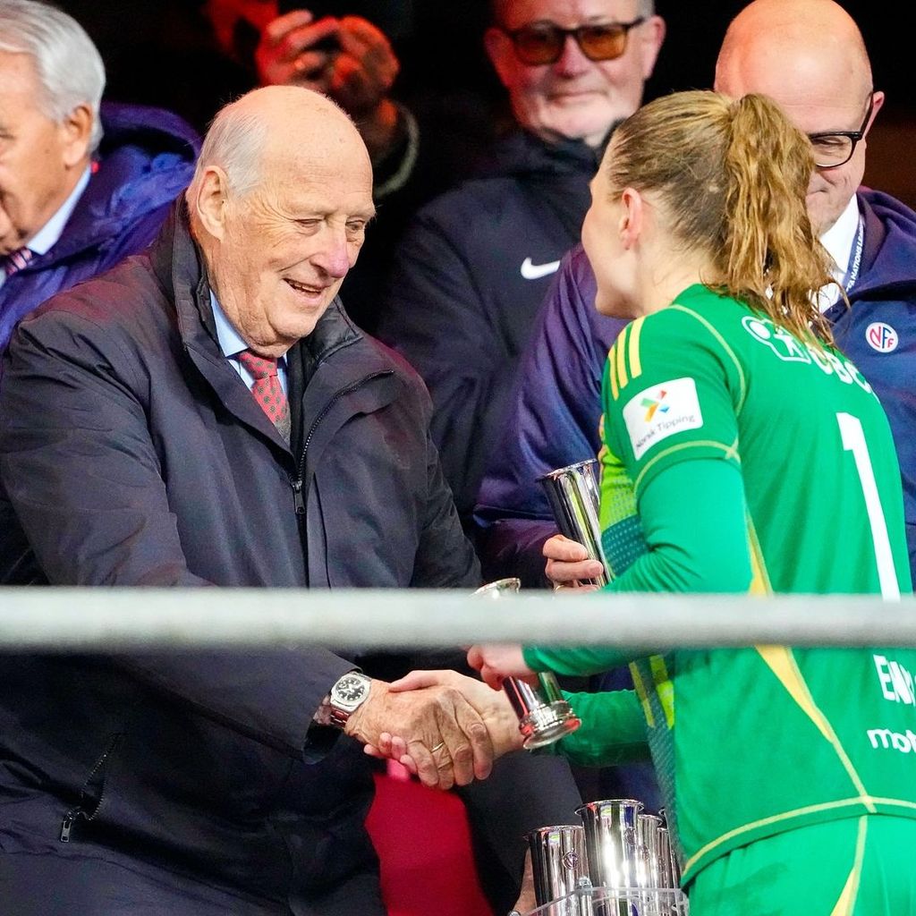 Harald de Noruega junto a una jugadora del Vålerenga Fotball Damer