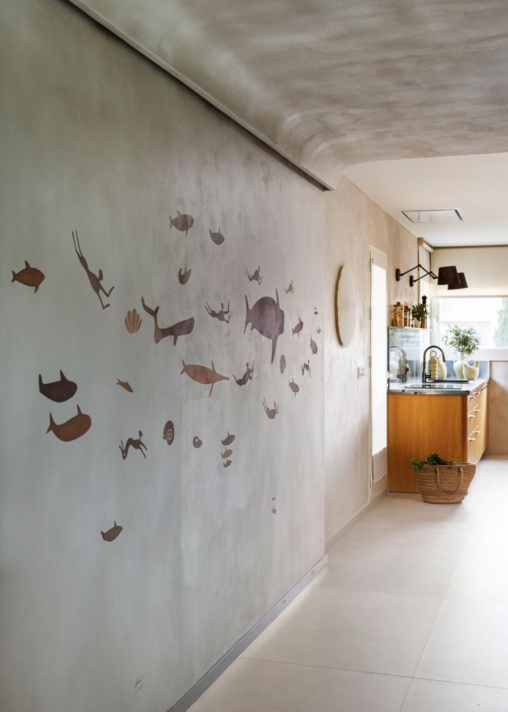 Pared de la cocina con papel pintado