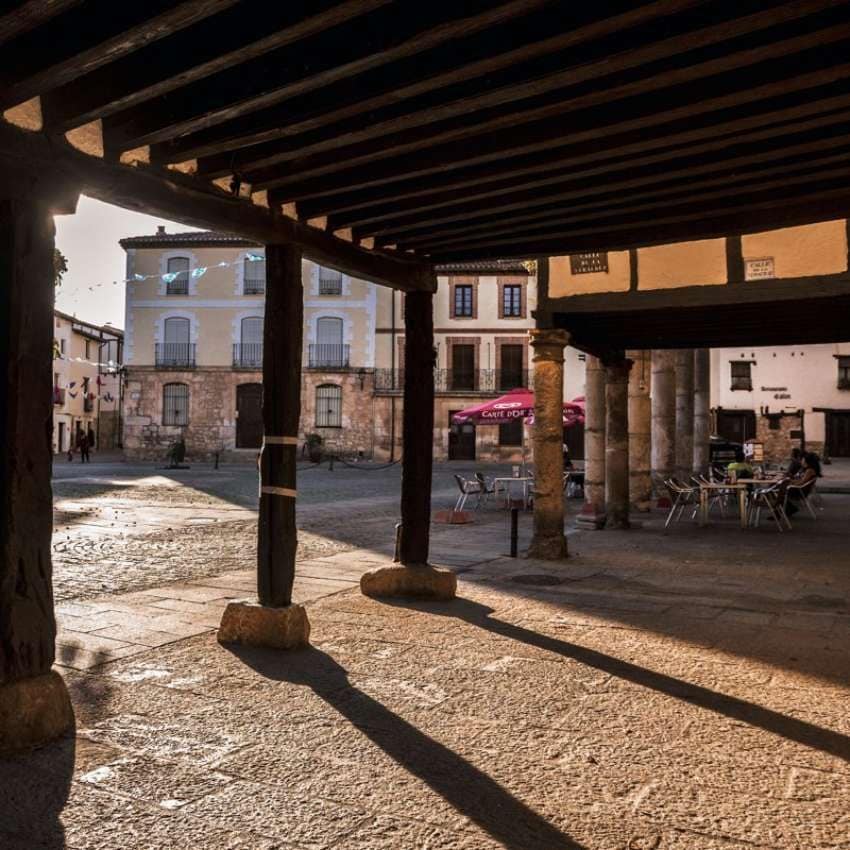 Plaza del pueblo medieval de Covarrubias.