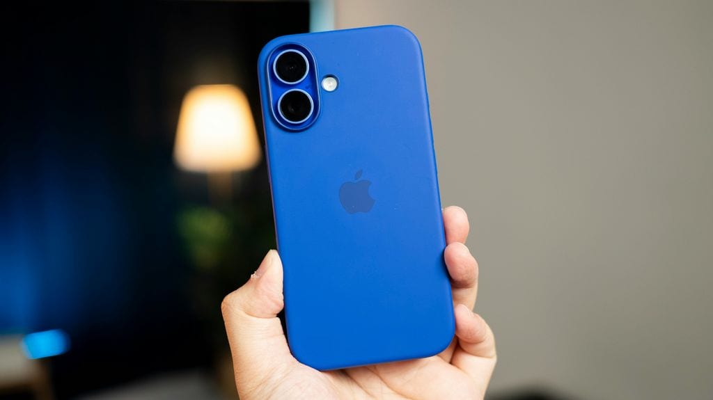 Un iPhone con una funda azul de silicona