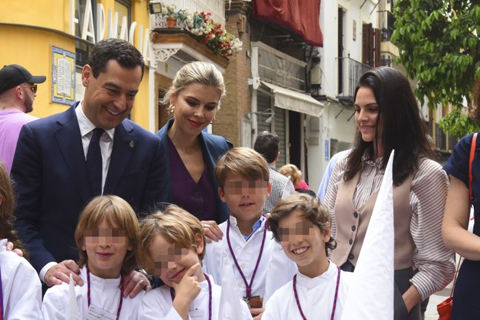 Amaia Salamanca, Juanma Moreno y Manuela Villena con los niños