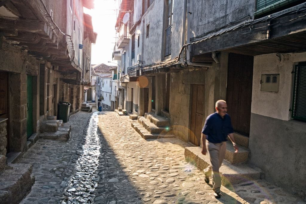 Calle de San Martín de Trevejo, con uno de los típicos regatos que lleva el agua que rebosa de las fuentes por las calles (Cáceres).