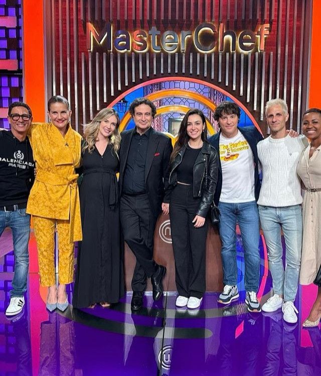 Rebecca Lima con el equipo de MasterChef