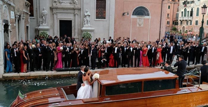 Los ya marido y mujer se subieron a una góndola para recorrer los canales de Venecia, una ciudad llena de encanto que ha sido testigo de esta romántica boda 'en dos tiempos'
