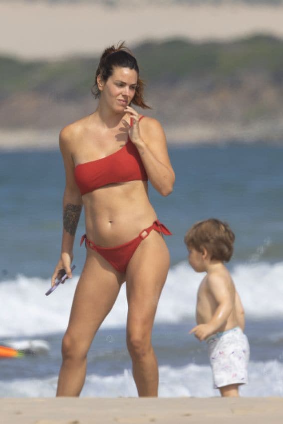 Laura Matamoros, en la playa con Benji Aparicio y sus dos hijos