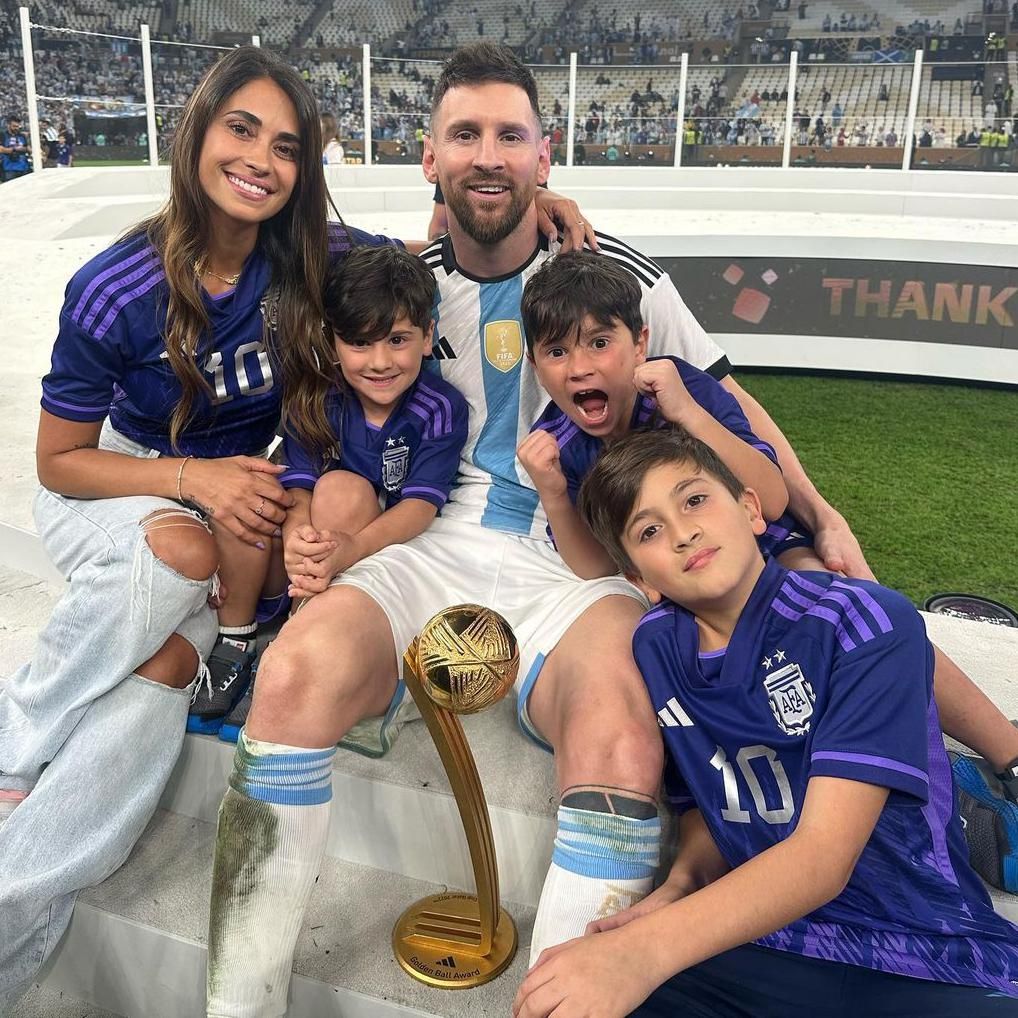 Lionel Messi y su esposa Antonela Roccuzzo con sus tres hijos