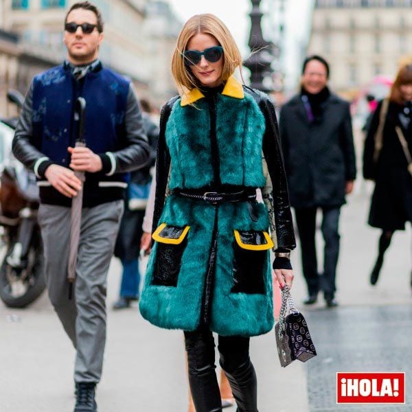 OLIVIA PALERMO, bloguera de moda, modelo y socialité

Best look: abrigo de piel de pelo en color verde con bolsillos y mangas acharolados en negro y rebordes en amarillo, de Kim Sui, ceñido con un cinturón de cadena sobre botas maxi de Jimmy Choo. El bolso y las gafas de sol son de Dior. En el desfile de Dior en París.
