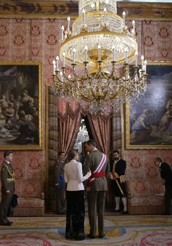 Felipe VI ha condecorado en el Salón del Trono a una veintena de militares
