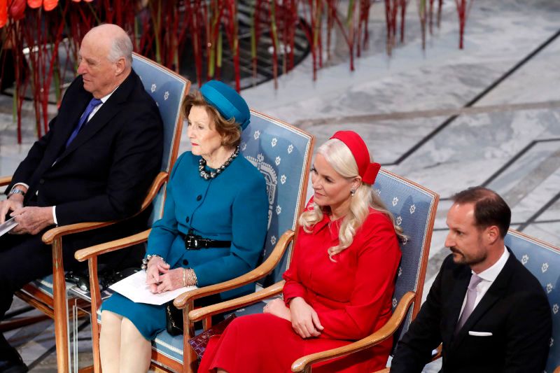 Mette-Marit y Haakon de Noruega con los reyes Harald y Sonia