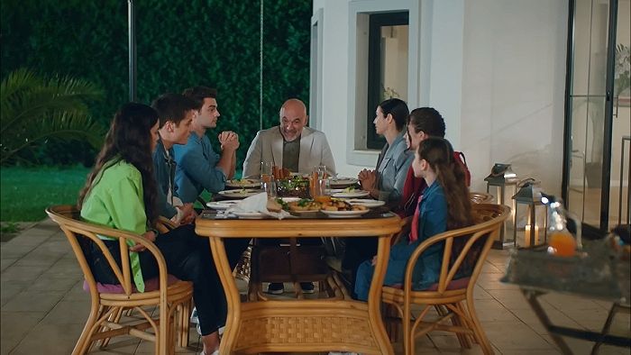 'Hermanos': Sarp organiza una cena en su casa invitando a Ömer y sus hermanas