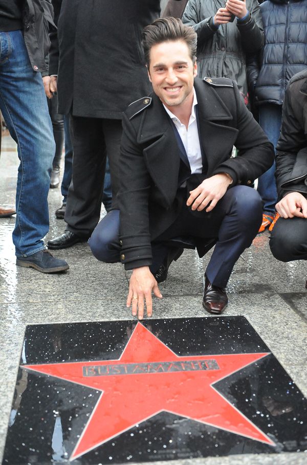 David Bustamante ha descubierto la estrella de color rojo, con su nombre grabado en una placa de acero, sobre fondo negro, situada en una de las aceras de la calle Tetuán 