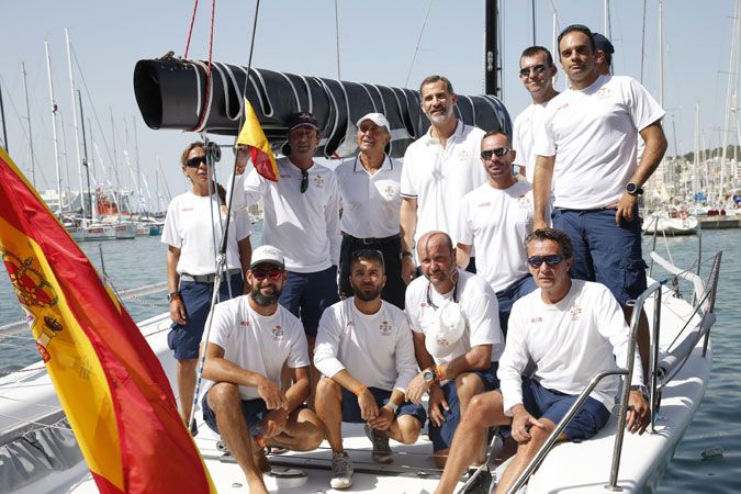 El rey Felipe compatibilizará durante sus vacaciones en la isla -que este año durarán alrededor de diez días- sus actividades institucionales y su participación en la Copa del Rey, la prueba de referencia de la vela de crucero europea, considerada como el trofeo más preciado por armadores y regatistas de todo el mundo
