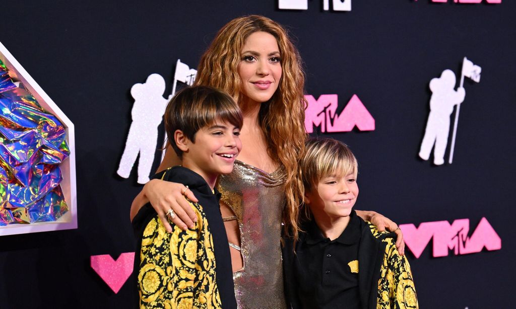 Shakira con Milan y Sasha en los MTV VMAs