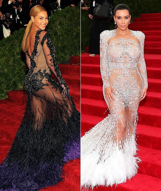 Otro de nuestros déjà vu nos traslada hasta el año 2012. Beyonce se sentía como una reina subiendo por las escaleras de el Metropolitan Museum of Art de Nueva York. Su diseño, firmado por Givenchy, repleto de transparencias hasta la cintura y con una larga y voluminosa cola de plumas nos recuerda al que este año ha lucido otra de las más fotografiadas del star system.
