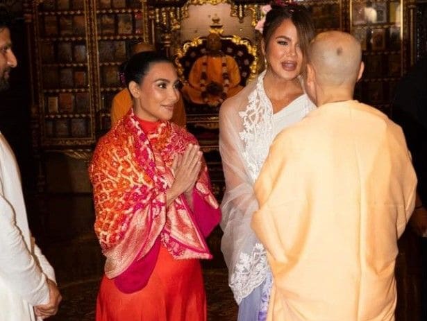 Kim y Khloé Kardashian en el templo ISKCON de Mumbai